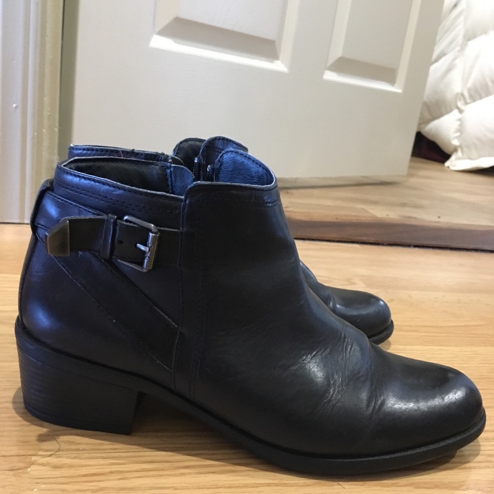 Bussola black leather ankle boots